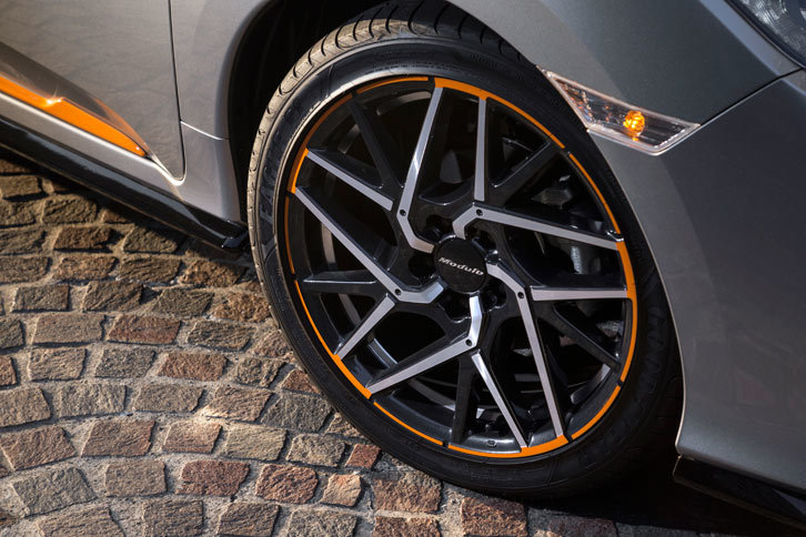 アルミホイールの「MS-037」。オレンジとブラックの塗装を施した上で、スポーク部分を切削加工するという、非常に凝った作りとなっている。