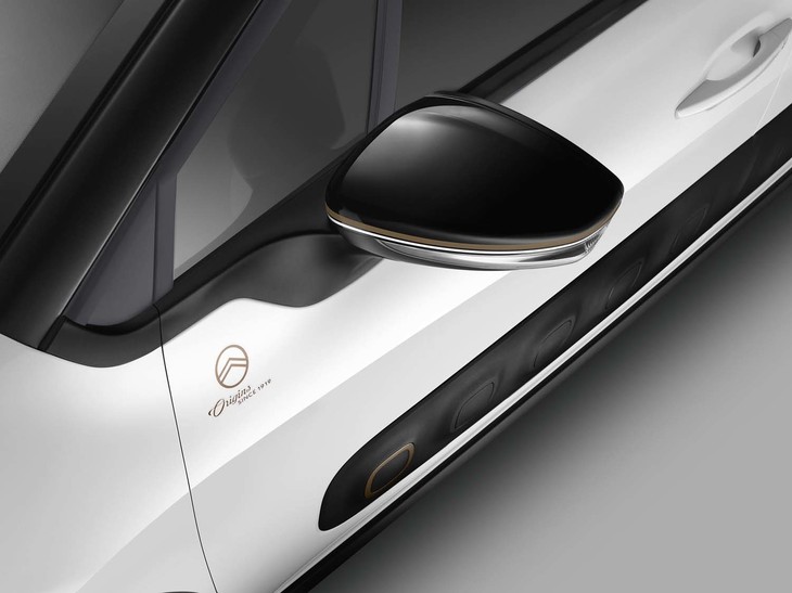 「C3オリジンズ」のフロントドアに貼られたオリジンズロゴステッカー。