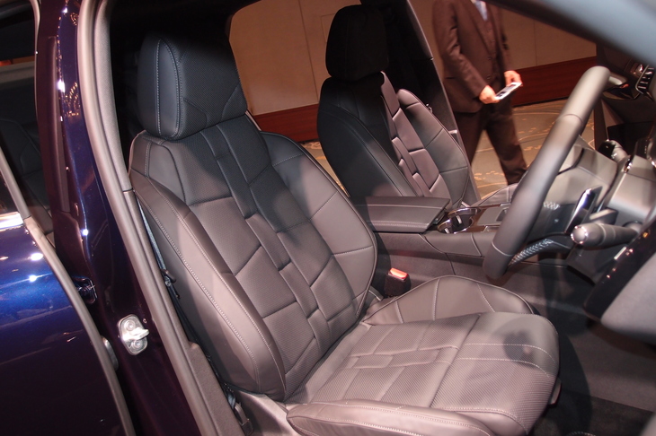 ナッパレザーで仕立てられた「オペラ」インテリアのシート。