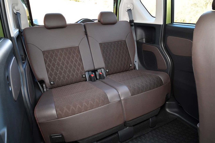 リアシートには左右独立式のスライド機構を搭載。スライド幅は320mmにも達する。