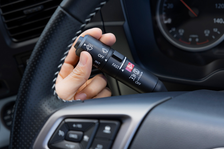 補助ブレーキの強さは4段階。「1段階ではエキストラエンジンブレーキ（EEB）の強さが20～40％（トレーラーの有無によって変わる）で、流体式リターダーの強さが15％」と、段階に応じてEEBとリターダーの強さが調整され、4段階では共に利きが100％となる。