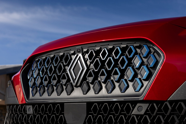 清水氏が「あのブツブツ！」と表するグリル内のロサンジュ模様。ルノーではこの意匠を、次世代モデルのひとつのアイコンとしていくようだが……。