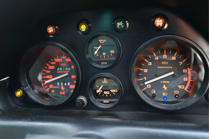 クラシカルな雰囲気の4眼式メーター。中央には燃料計と水温計が縦に並ぶ。
