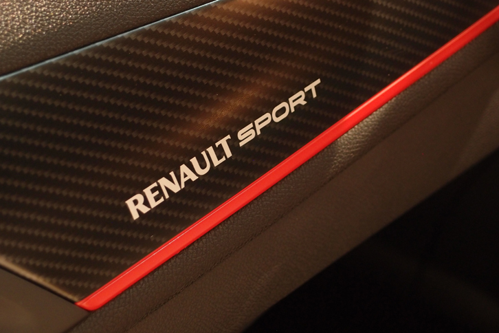 メガーヌR.S. 273パックスポール（助手席前方のロゴ入りプレート）