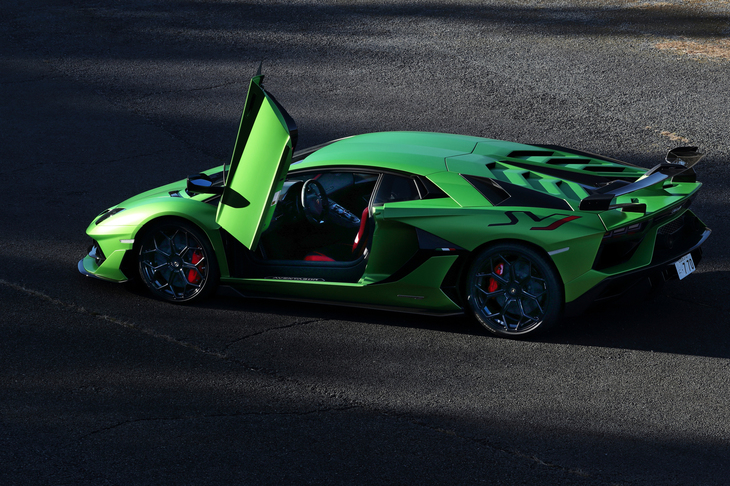 空力性能を重視して開発されたという大胆なデザインに、最高出力770psのV12自然吸気エンジンを搭載した「ランボルギーニ・アヴェンタドールSVJ」。（photo：北畠主税）