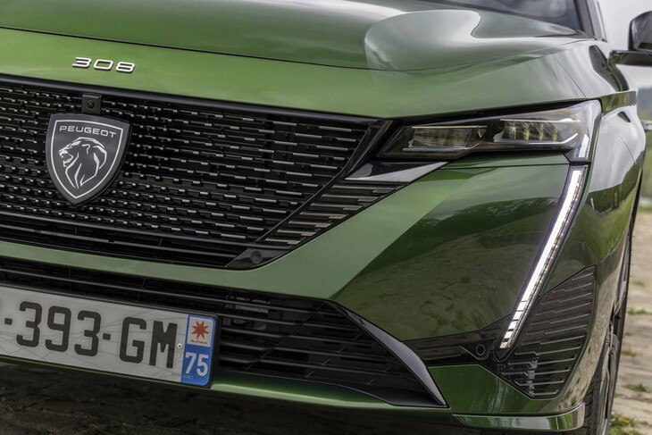 グリル中央には、2021年2月に発表された新デザインのプジョーエンブレムが装着される。なお新型「308」は、同エンブレムが採用された初の量産車である。