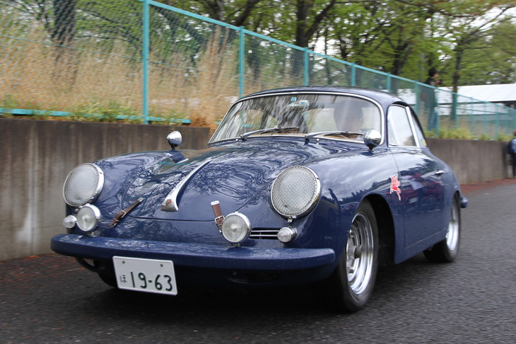 1963年「ポルシェ356Bスーパー90」。モチ網のようなヘッドライトのストーンガードがイカす、最高出力90psの1.6リッター フラット4を積んだ356Bのトップグレード（4カムエンジン搭載の特殊な「カレラ2」は除く）。