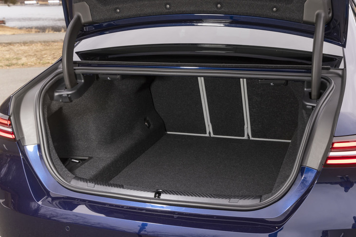 トランク容量は電気自動車の「i5」より30リッター大きい520リッター。ホイールハウスの張り出しが大きく、床がフラットなところは意外に少ない。
