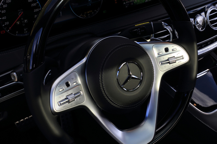 ステアリングホイールのスポーク部には、親指の先でタッチ＆スワイプが可能な、センサー式のコントロールスイッチが備わる。