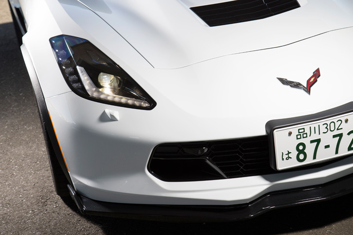 フロントに装着されたリップスポイラー。「グランスポーツ」には「カーボンフラッシュペインテッドグランドエフェクトパッケージ」と呼ばれる空力パーツが標準装備される。