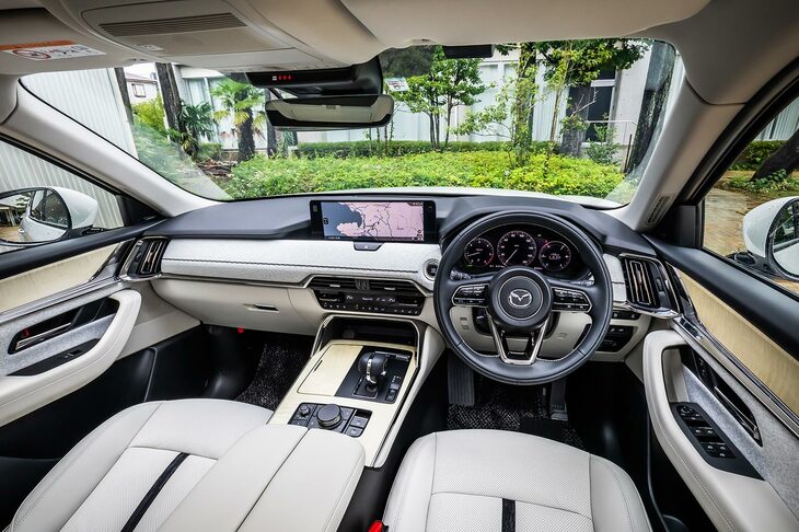 近年のマツダ車の例にもれず、インテリアの仕立てはていねいで上質。高級感とスポーティネスを併せ持つ「プレミアムスポーツ」や、日本人の美意識を表現したという「プレミアムモダン」（写真）など、独自のコンセプトを具現したグレードも用意している。（写真：花村英典）