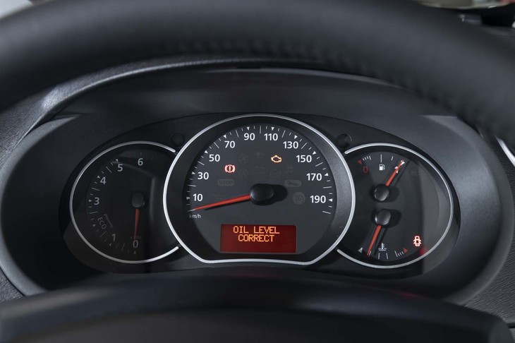 タコメーターのレッドゾーンは5000rpmから。1.2リッターガソリンターボモデルと共用されている。