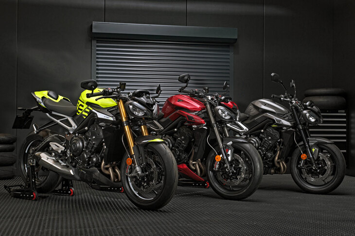 写真向かって左から「トライアンフ・ストリートトリプル765 Moto2エディション」「ストリートトリプル765 RS」「ストリートトリプル765 R」。