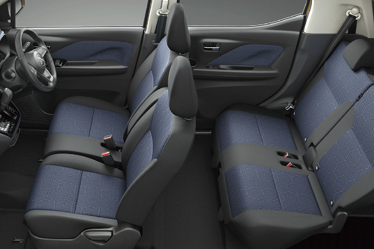 運転席SRSニーエアバッグに加え、リアシートベルトのプリテンショナー機構と非着用ウオーニング着座センサーを「eKクロス」に標準装備、「eKワゴン」にオプション設定している。