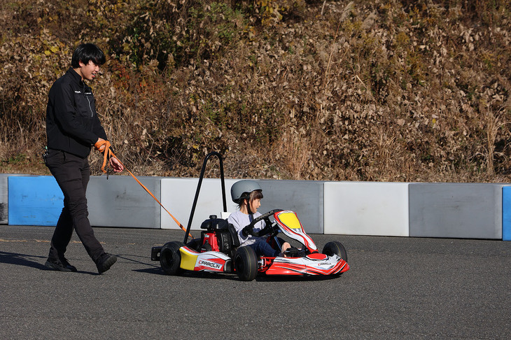 子供にもモータースポーツの楽しさを体験してもらうべく、カートでのドライビングレッスンも実施。先生が車両を保持してくれるので、安心してトライすることができる。