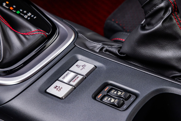 ATシフトセレクターの後方にVSCのオフスイッチと走行制御モード（スポーツ／スノー）の切り替えスイッチ、サーキット走行向けの「TRACKモード」選択スイッチが並ぶ。スノーモードは、AT車にのみ設定されている。