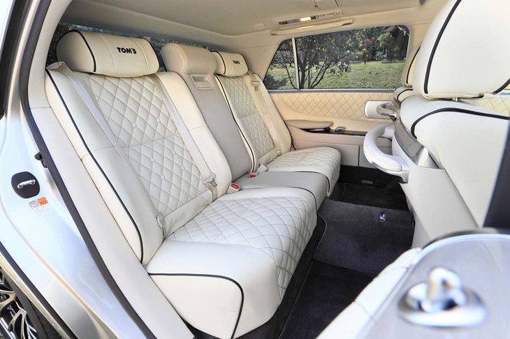 シートのデザインはテスト車のキルトステッチのほか、縦スリットとインナーラインが用意される。