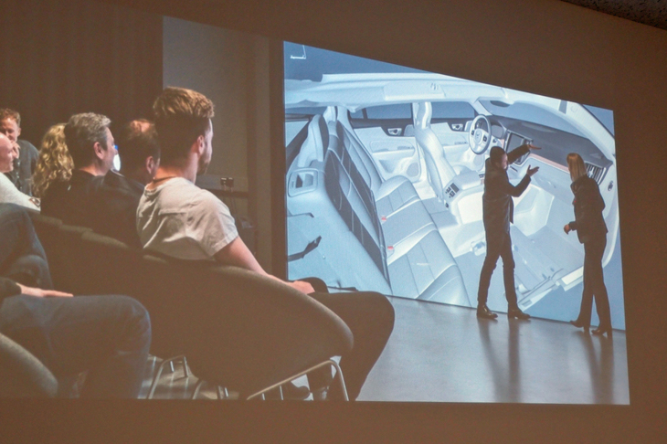 ボルボのデザインスタジオにおける作業風景（説明用のスライド資料から）。かつてフォードにも在籍したメイヤー氏は、「デジタルでの設計が非常に進んでいる」とボルボの開発環境を評する。