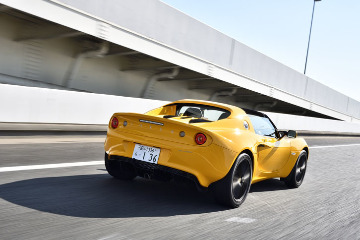 高速道路を行く「エリーゼ」。その動力性能は、0-100km/h加速が6.5秒、最高速度が204km/hと公表されている。