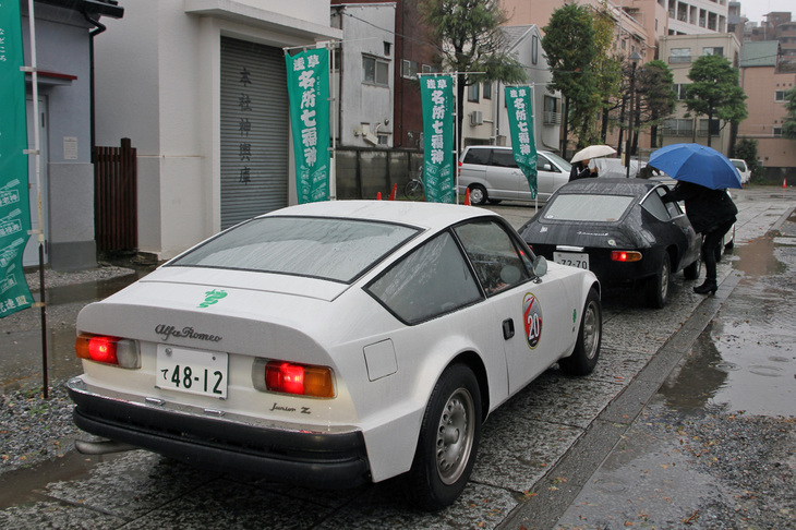 一時停止して記念品を受け取った後、PC競技に進もうという参加車両。前は1970年「ランチア・フルビア スポルト1.3」、後ろは1971年「アルファ・ロメオ1300ジュニアZ」。ほぼ同時期にザガートが手がけた、同じクラスに属する2台のイタリアン。