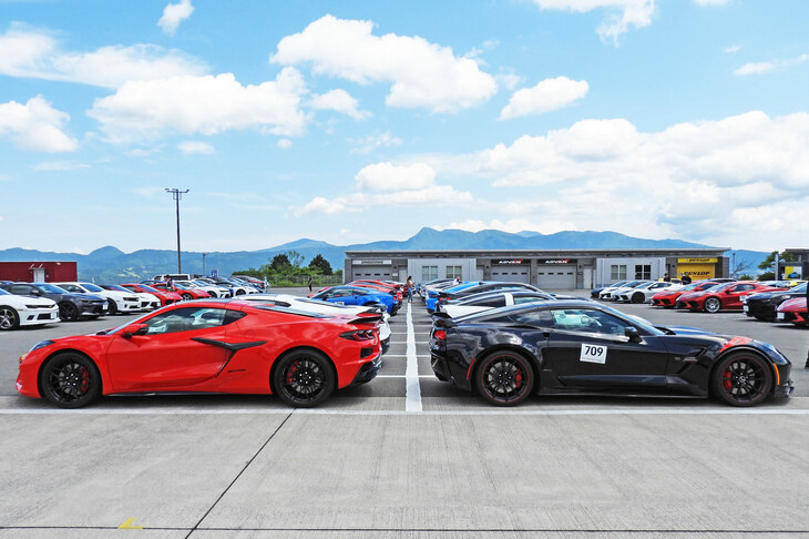 背中を向け合った“C7”（写真右）と“C8”（同左）の「シボレー・コルベット」。前者がFRで後者がMRと、駆動レイアウトの異なる二台だが、こうして見るとショルダーラインのうねりにウエッジシェイプのフォルム、ボリューム満点のリアフェンダーまわりと、共通する部分も少なくない。「C8もコルベットなんだなぁ」と、当たり前のことを再確認する。