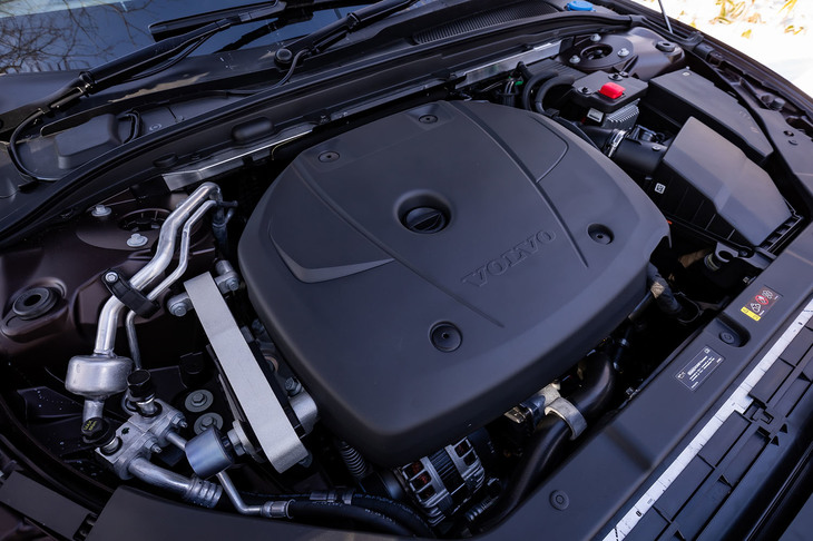 「T5 AWDプロ」では、最高出力254PS、最大トルク350N・mを発生する2リッター直4直噴ターボエンジンに8段ATを組み合わせ搭載している。