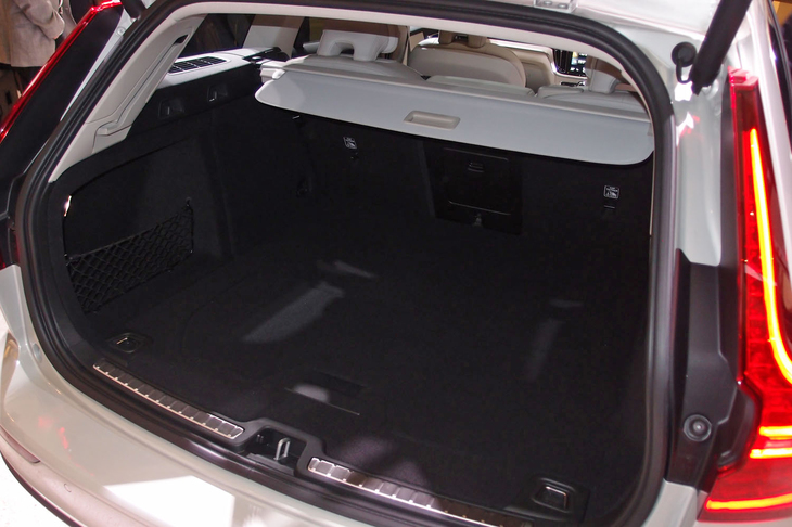 5人乗車時の荷室容量は529リッター。後席を倒すことで1411リッターにまで拡大できる。