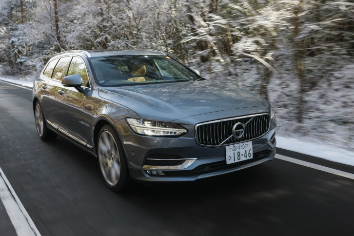 動力性能は0-100km/h加速が6.1秒で、最高速は250km/h（いずれも欧州仕様参考値）。