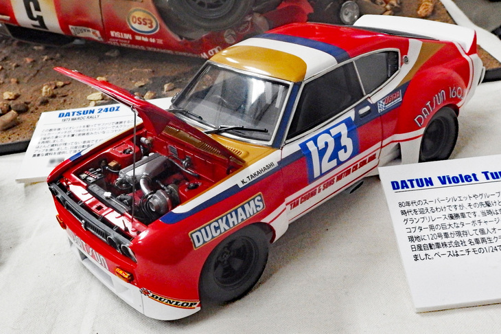 1974年にマレーシアで開かれたスランゴールグランプリで優勝した「日産バイオレット ターボ」。型式名710こと初代バイオレットのハードトップをベースとする、初めて実戦で勝った日産のターボカーである。このマシンを1/24でモデル化したニチモのモーターライズのドンガラキットをベースに、ボディーとタイヤを除きほぼスクラッチビルドされ、ご覧のようなすばらしい仕上がりとなっている。
