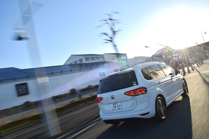 最上級グレードの「TSIハイライン」には、オプションでダンパーの減衰力やパワーステアリングの特性を「ノーマル」「コンフォート」「スポーツ」の3種類から選べる「アダプティブシャシーコントロール“DCC”」が用意されている。