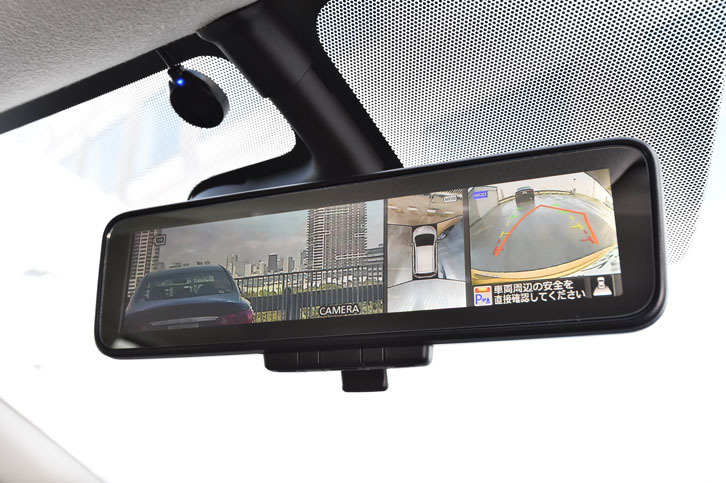カメラを使って後方の視界を鮮明に映しだす「スマート・ルームミラー」。同時に、駐車を支援する「インテリジェントアラウンドビューモニター」の映像も表示できる。