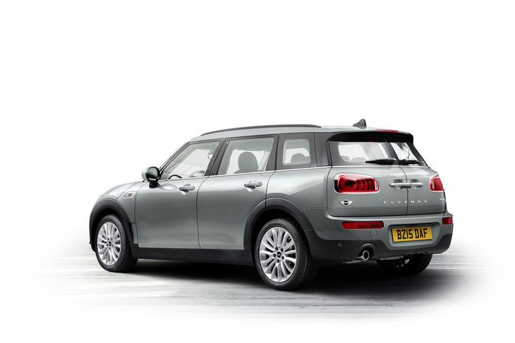 2015年に登場した2代目「MINIクラブマン」。右側のみにクラブドアと呼ばれる観音開きとなるリアドアが備わっていた初代モデルとは異なり、一般的な4ドアスタイルに変更された。