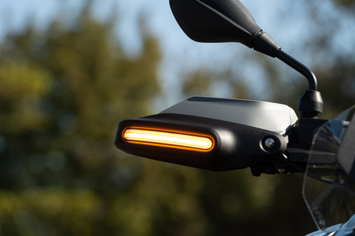 デザイン面では、ハンドプロテクターに内蔵されたLEDウインカーも特徴（「GSスポーツ」を除く）。被視認性の向上を図っている。