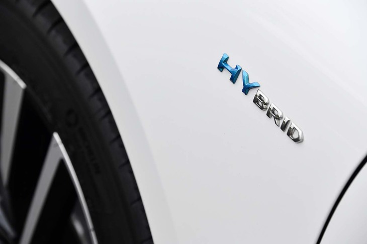 フロントフェンダー部とバックドアには、ブルーの差し色をあしらった「HYBRID」エンブレムが添えられる。