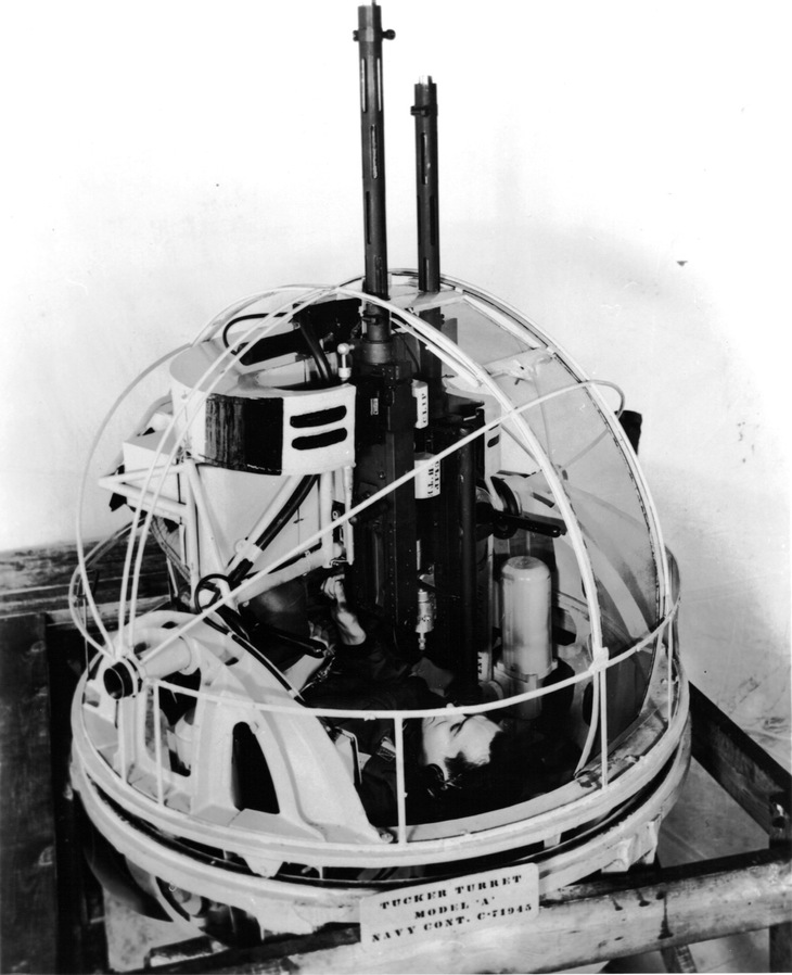 タッカーが開発した電動式の旋回砲塔は、航空機や艦艇用の自動銃座として、広く採用された。