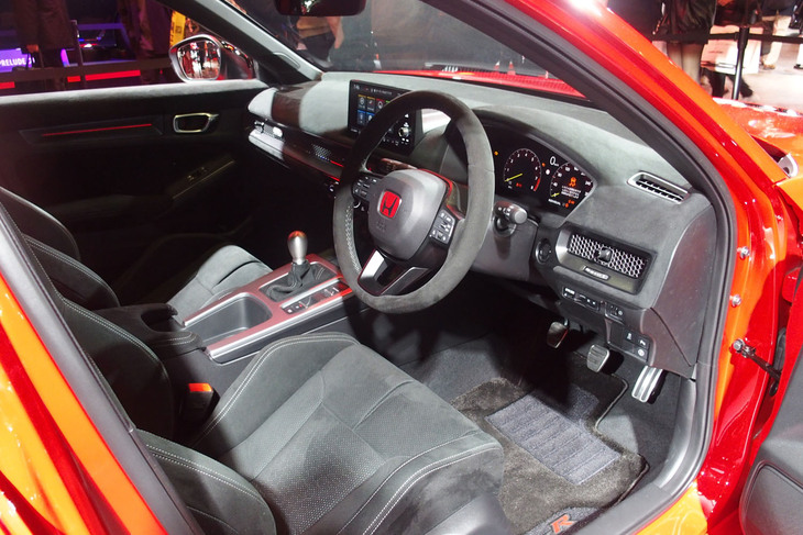 ブラックでコーディネートされた「シビック タイプRレーシングブラックパッケージ」のインテリア。