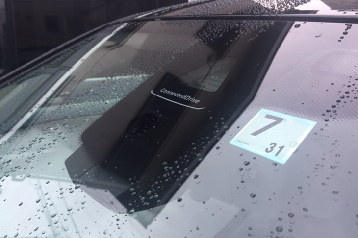 「BMW 320d」のフロントウィンドウ上部には単眼カメラが、フロント下部にはミリ波レーダーが備わり、安全運転をサポートする。