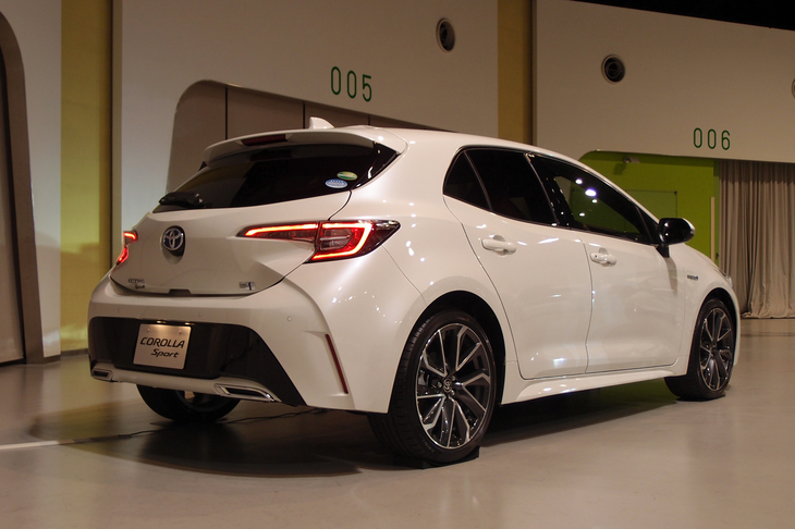 ラウンドしたリアまわりは、ラグビーボールをモチーフにデザインしたという。