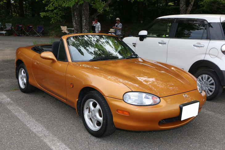 2代目となる「NBロードスター」の参加台数は、209台。新車の雰囲気を色濃く残す撮影車は、前期型のイメージカラーであった「エボリューションオレンジマイカ」だ。これまで比較的安価であったNBも再評価されている一台。1998年デビューなので、今年で21年目。まだ「NAロードスター」ほど値上がりはしておらず、NAの大幅改良モデルともいえる存在なので、ロードスターデビューには最適だ。