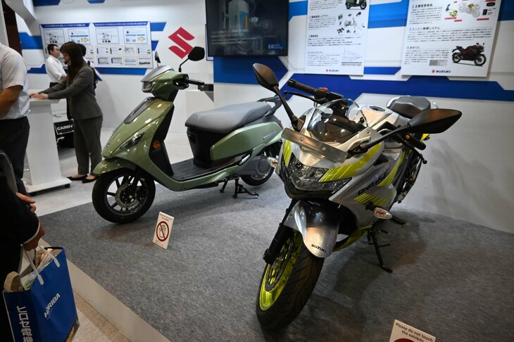 スズキのブースに展示された、電動スクーターと、フレックス燃料対応スクーター。どちらもインド製だ。