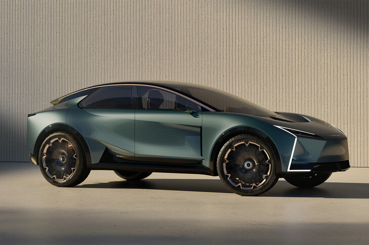 JMSで発表された「LSクーペ コンセプト」。どう見てもSUVなのに、クーペとはこれいかに？