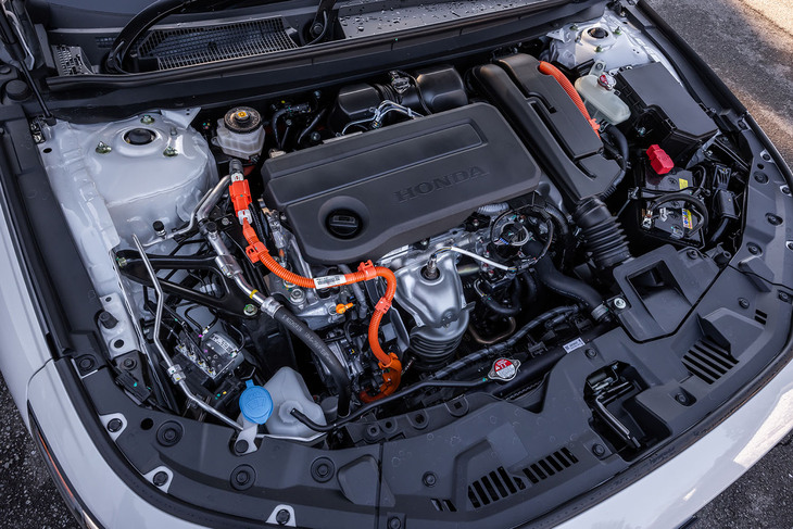 新型「アコード」はFF車のみの設定。搭載される「e：HEV」は最高出力147PS、最大トルク182N・mの2リッター直4直噴エンジンに、同184PS、同335N・mのモーターを組み合わせた2モーター式のハイブリッドで、従来の同軸モーターに代わり平行軸モーターを新たに採用している。