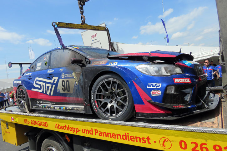 台車に乗せられてパドックへと戻ってきた「スバルWRX STI」。