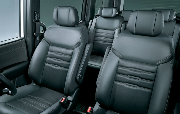 スエード調表皮と合皮のコンビシート。