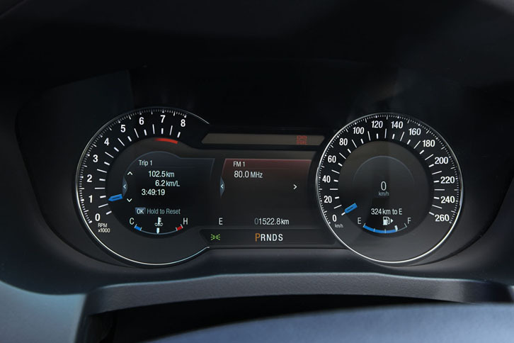 メーターパネルには、アナログデザインの10インチカラーディスプレイが採用されている。