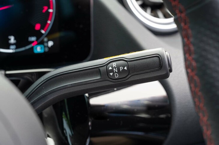 シフトセレクターはステアリングコラムの右側に生えている。前進と後退を繰り返す駐車時などに持ち替えが少ないというメリットがある。