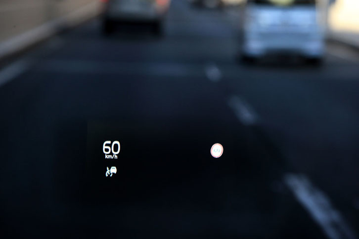 運転中、視線を大きく動かすことなく、フロントガラス上で車速やアダプティブクルーズコントロールの作動状況が確認できるヘッドアップディスプレイ。ただし、ここに映し出されるのは最低限のインフォメーションです。シンプル・イズ・ベスト。