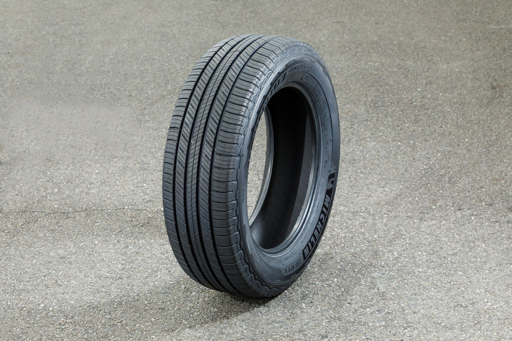 「プライマシーSUV＋」では、ブロック数を増やし形状を最適化することで騒音エネルギーを低減させる新しいトレッドデザインを採用。ほとんどのサイズでタイヤラベリング制度における転がり抵抗性能「A」、ウエットグリップ性能「b」を取得している。