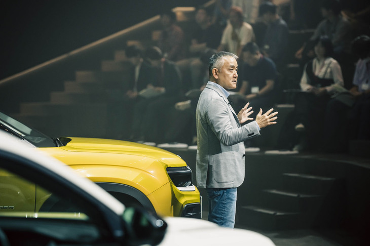 「ジープ・アベンジャー」の発表イベントで車両を紹介したステランティス ジャパン代表取締役社長の打越 晋氏。