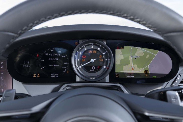 メーターパネルはセンターのメカニカルなタコメーターを2枚のスクリーンで挟むレイアウト。伝統の5連メーターのような表示にもできる。